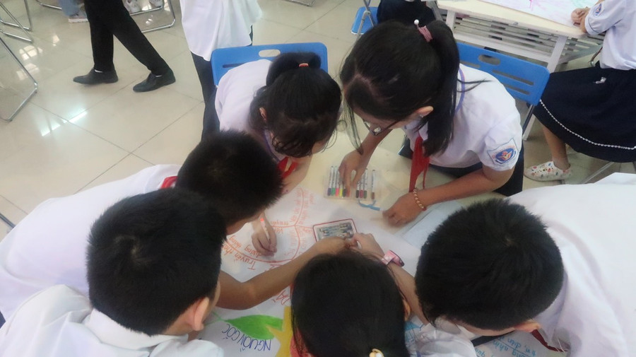 Học sinh làm việc nhóm trong giờ học. Học sinh làm việc nhóm trong giờ học.