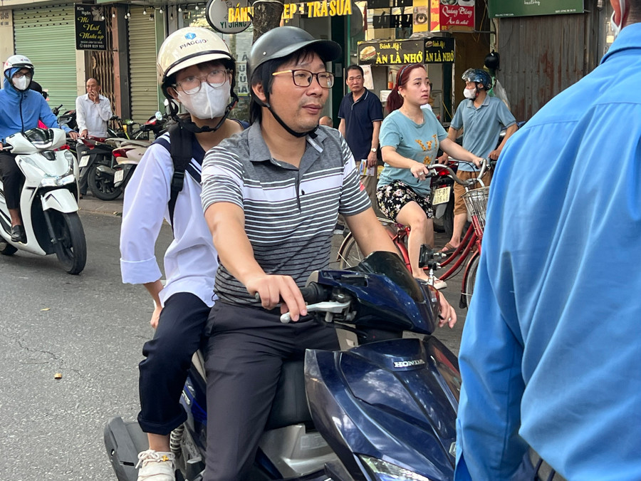 Phụ huynh chở con đi thi để đảm bảo an toàn. Phụ huynh chở con đi thi để đảm bảo an toàn.