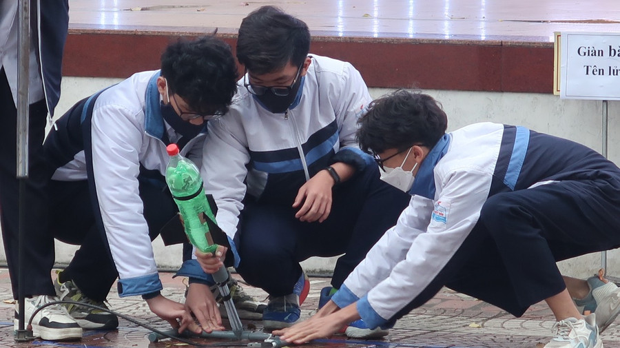 Tên lửa nước đơn sơ từ chai nhựa tái chế.