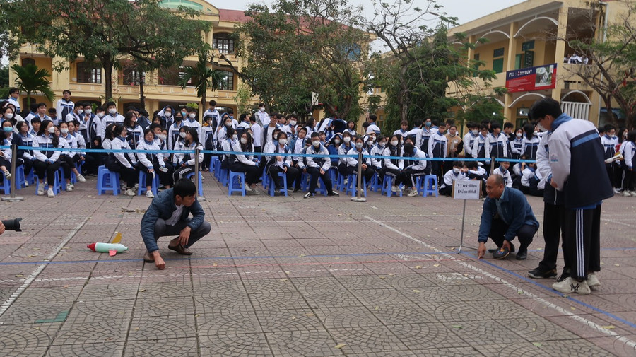 Thầy cô là người định hướng, kiểm tra, đánh giá sản phẩm của các em qua cuộc thi.