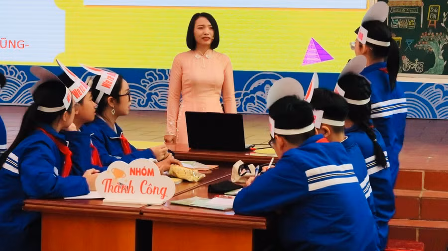 Học sinh làm việc nhóm và báo cáo đề tài trước giáo viên.