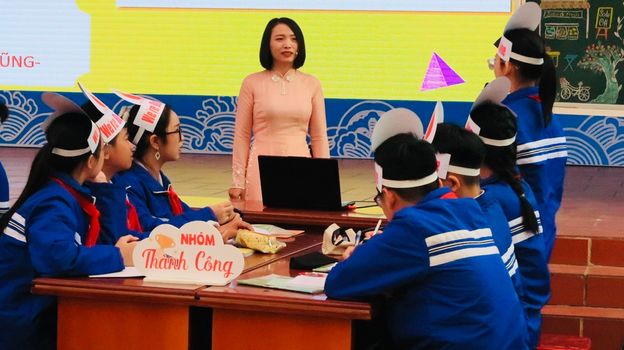 Học sinh làm việc nhóm và báo cáo đề tài trước giáo viên. Học sinh làm việc nhóm và báo cáo đề tài trước giáo viên.