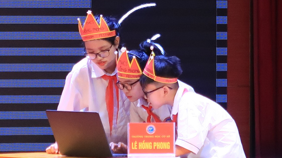 Đội chơi của Trường THCS Lê Hồng Phong tích cực ứng dụng công nghệ trả lời câu hỏi.
