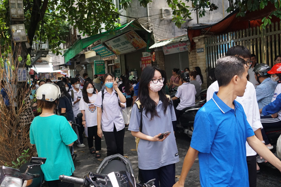 Thí sinh đến trường thi trong tâm trạng phấn khởi. Thí sinh đến trường thi trong tâm trạng phấn khởi.