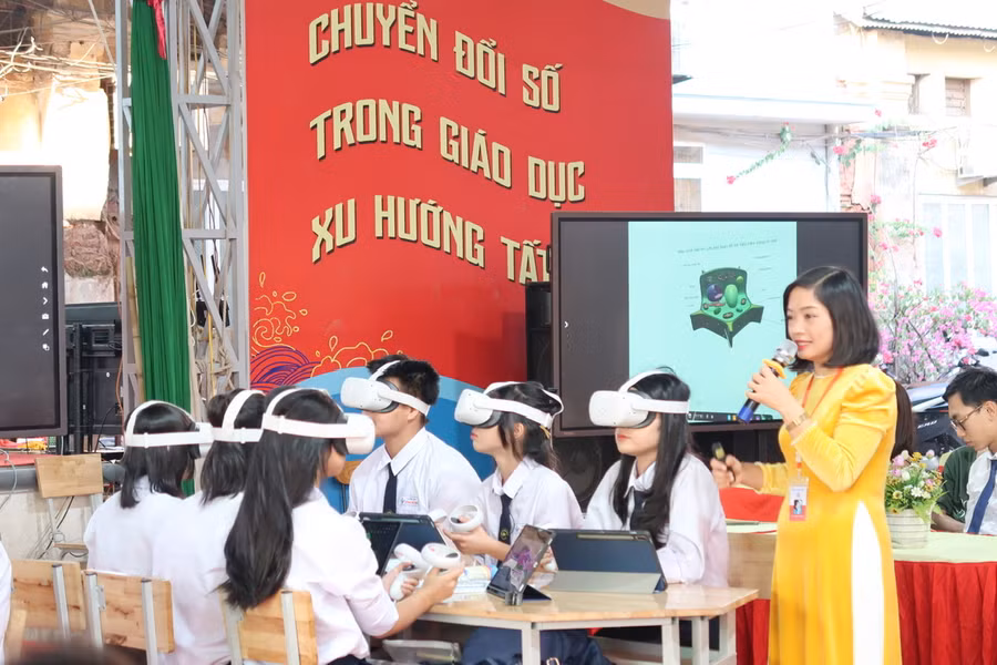 Giờ học hấp dẫn hơn khi học trò được dùng kính thực tế ảo để quan sát tế bào nhân thực.