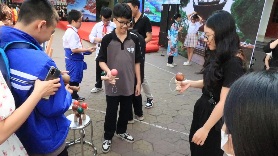 Học sinh hào hứng với các trò chơi dân gian. Học sinh hào hứng với các trò chơi dân gian.