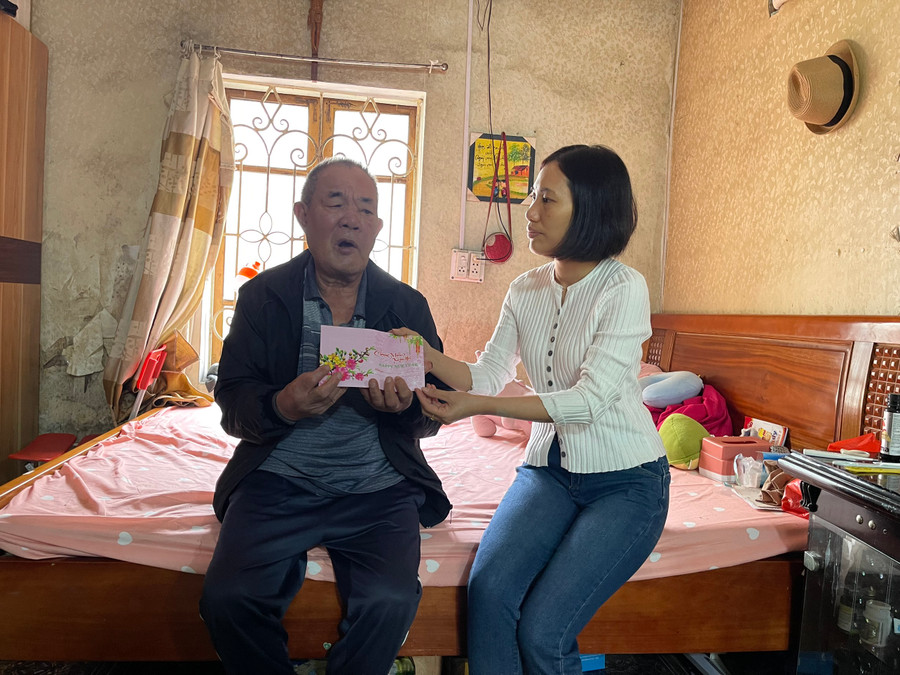 Cô giáo chủ nhiệm tặng quà tết cho gia đình Bảo Trân.