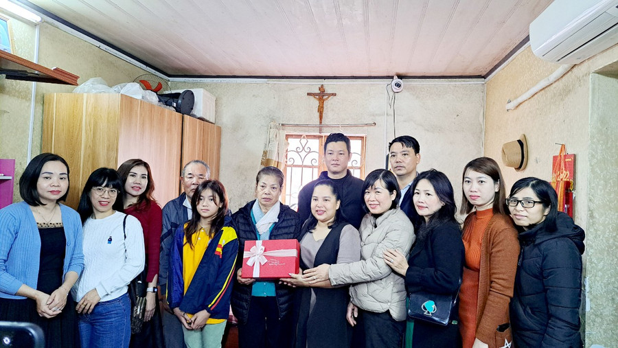 Tình cảm yêu thương của tập thể cán bộ, giáo viên, phụ huynh Trường tiểu học Lê Hồng Phong trao gửi cho gia đình Bảo Trân.