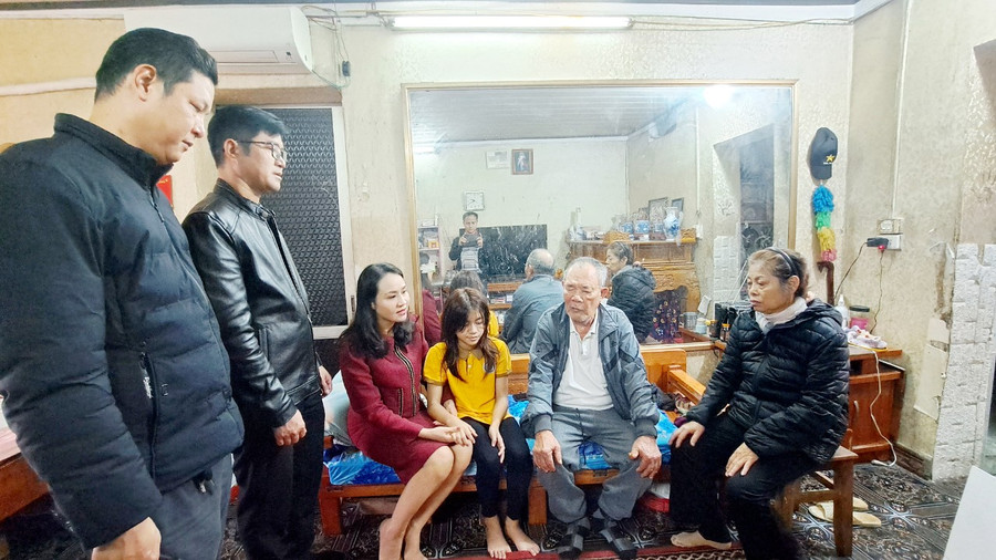 Thầy cô và các phụ huynh đến thăm gia đình Bảo Trân.