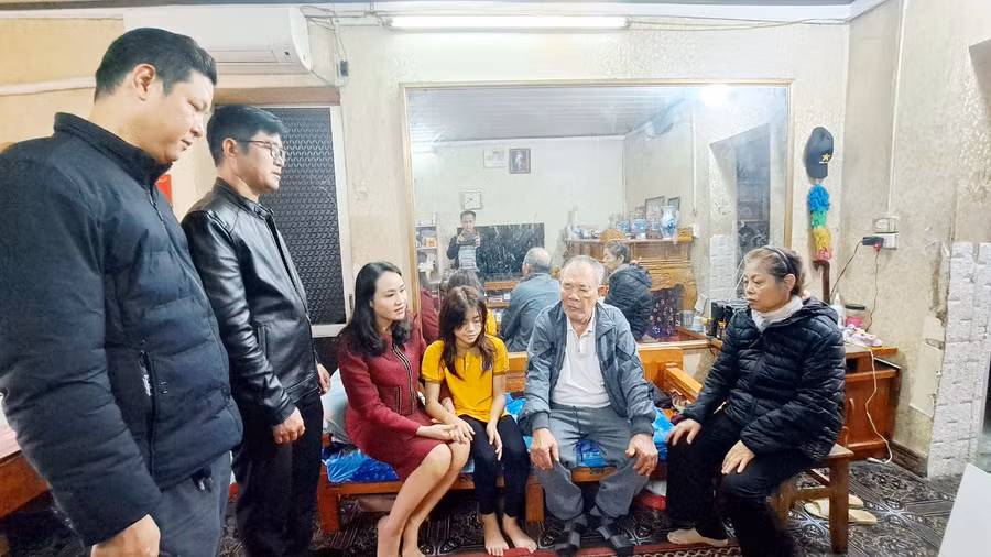 Thầy cô và các phụ huynh đến thăm gia đình Bảo Trân.