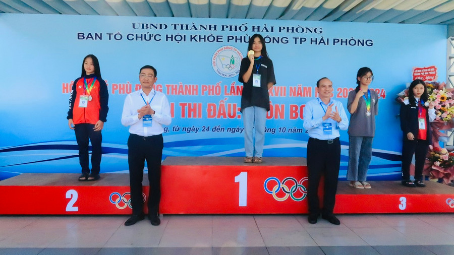 Lãnh đạo Sở GD&ĐT trao giải cho các vận động viên. Lãnh đạo Sở GD&ĐT trao giải cho các vận động viên.