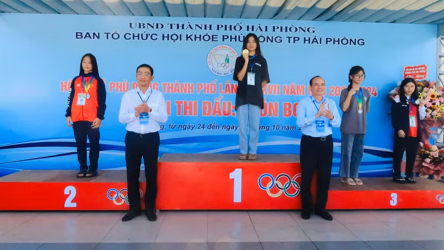 Lãnh đạo Sở GD&amp;ĐT trao giải cho các vận động viên.