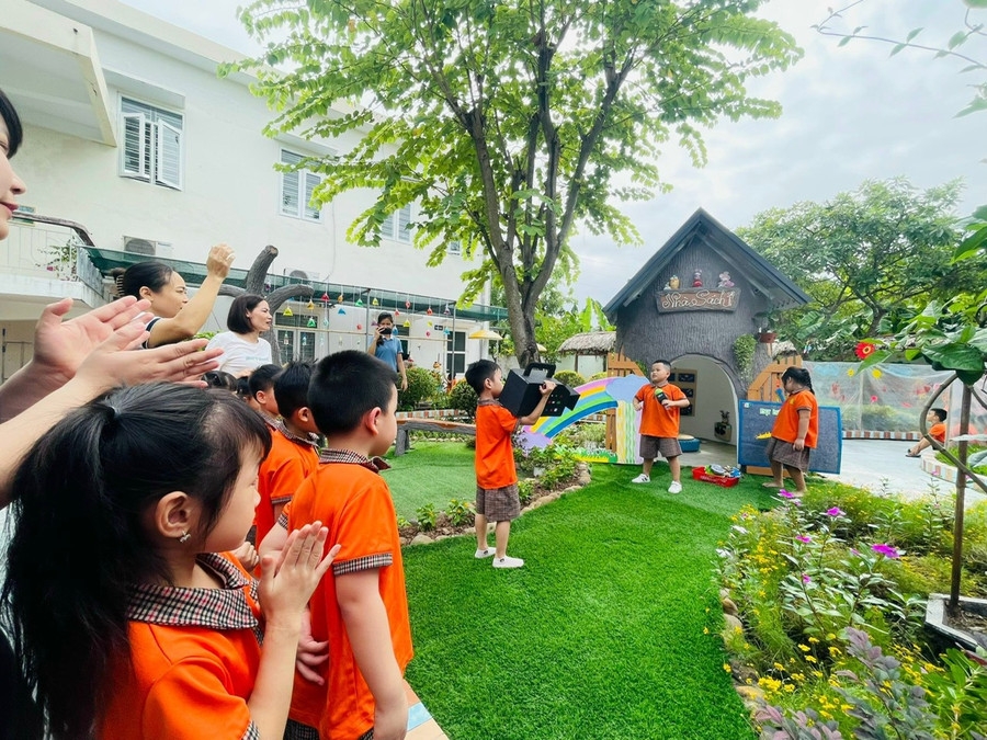 Trẻ thích thú hoạt động cùng thiên nhiên. Trẻ thích thú hoạt động cùng thiên nhiên.