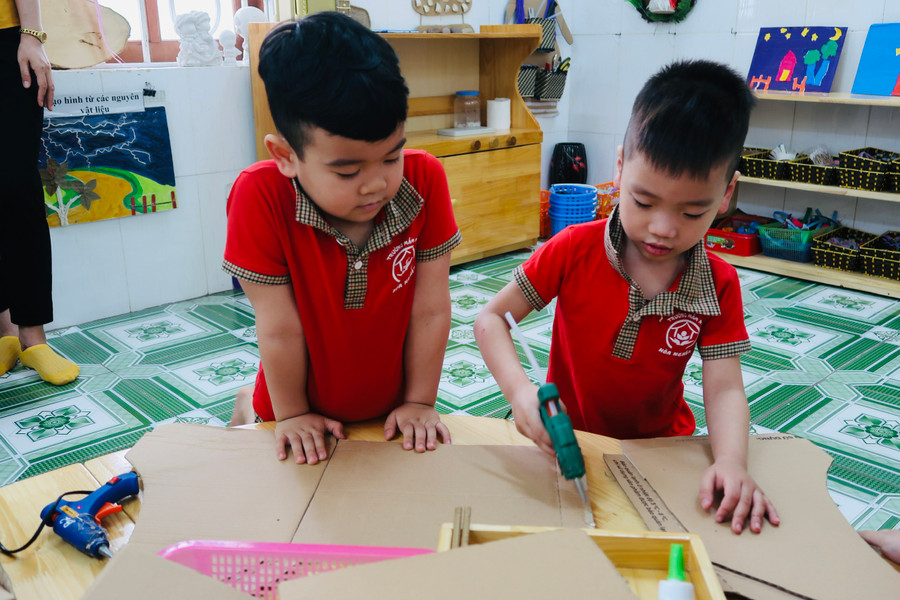 Trẻ thực hành các kĩ thuật tạo mô hình STEAM.