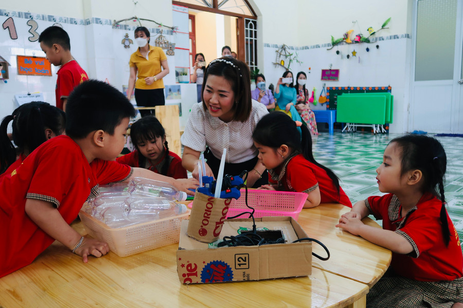 Giờ học STEAM của cô trò Trường Mầm non Hoà Nghĩa