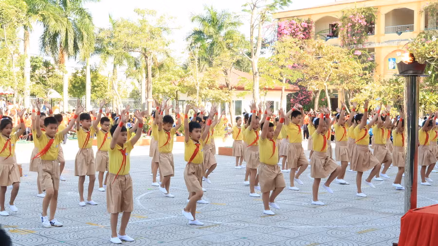 Bài tập thể dục mang lại sức khoẻ thể chất và tinh thần cho học sinh.