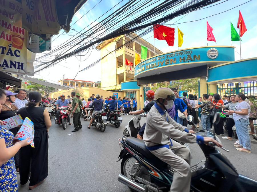 Cổng trường thi THPT Trần Nguyên Hãn. Cổng trường thi THPT Trần Nguyên Hãn.