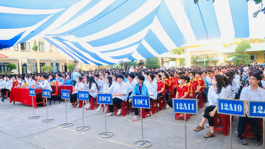 Học sinh toàn trường tập trung lắng nghe về kĩ năng an toàn phòng chống cháy nổ. Học sinh toàn trường tập trung lắng nghe về kĩ năng an toàn phòng chống cháy nổ.