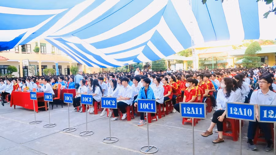Học sinh toàn trường tập trung lắng nghe về kĩ năng an toàn phòng chống cháy nổ.
