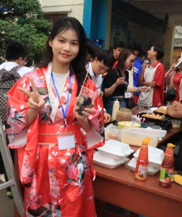Các gian ẩm thực thu hút sự quan tâm của học sinh. Các gian ẩm thực thu hút sự quan tâm của học sinh.