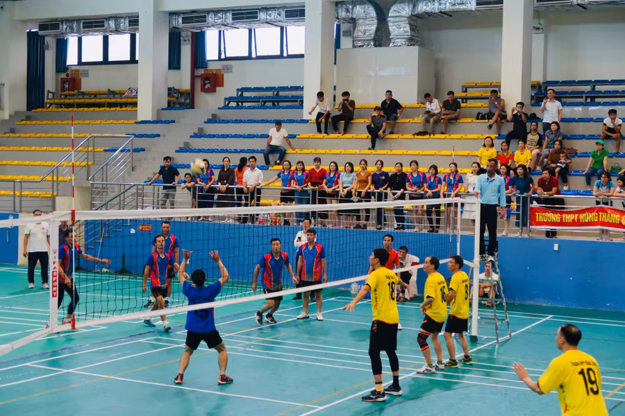 Trận Chung kết bóng chuyền nam giữa Trường THPT Hùng Thắng và Trường THPT An Lão.