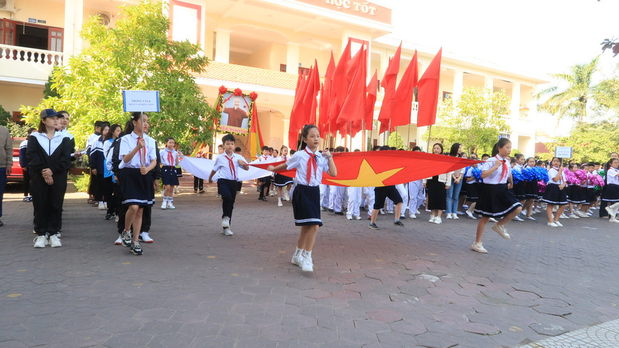 Đội diễu hành với nghi lễ trang nghiêm. Đội diễu hành với nghi lễ trang nghiêm.