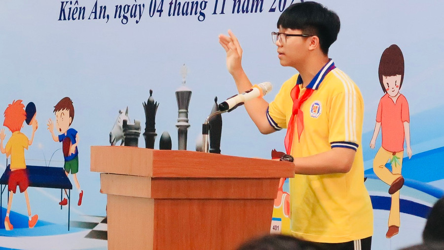 Em Vũ Hồng Phúc, Trường THCS Lương Khánh Thiện đại diện các vận động viên đọc lời hứa.