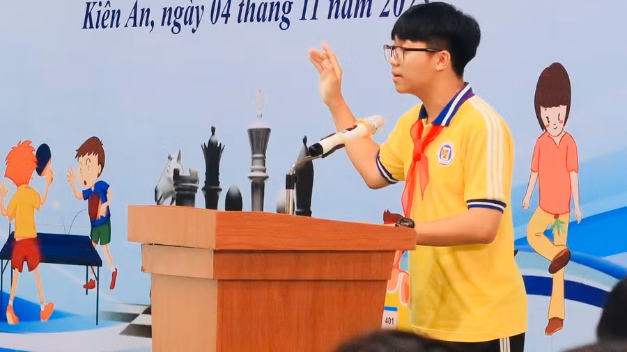 Em Vũ Hồng Phúc, Trường THCS Lương Khánh Thiện đại diện các vận động viên đọc lời hứa.