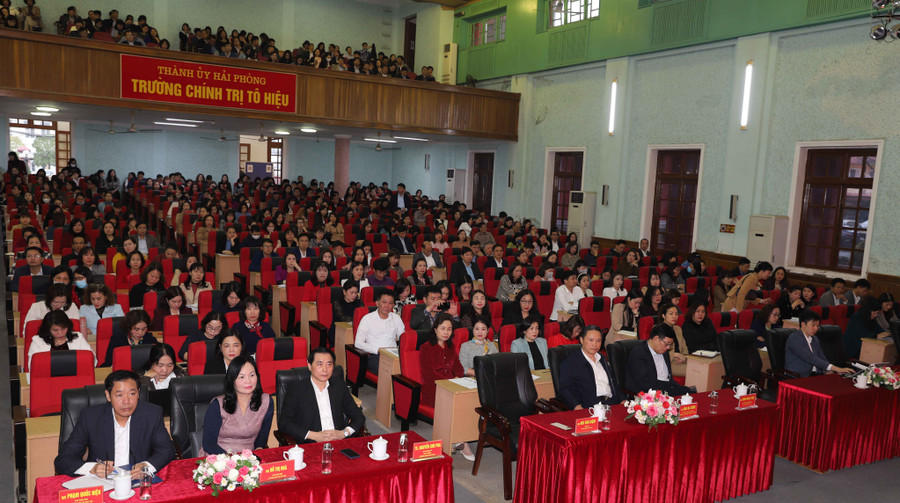 Cán bộ, giáo viên ngành Giáo dục Hải Phòng được tuyên truyền về Luật phòng, chống tham nhũng 2018 và các văn bản pháp luật liên quan.