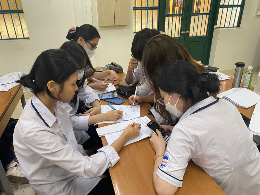 Khánh Linh ôn thi cùng các bạn trong lớp với tinh thần quyết tâm cao.