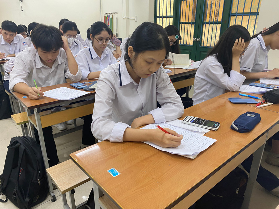 Học sinh Khánh Linh không may mắc bệnh “ngón tay lò xo” ở bàn tay phải.