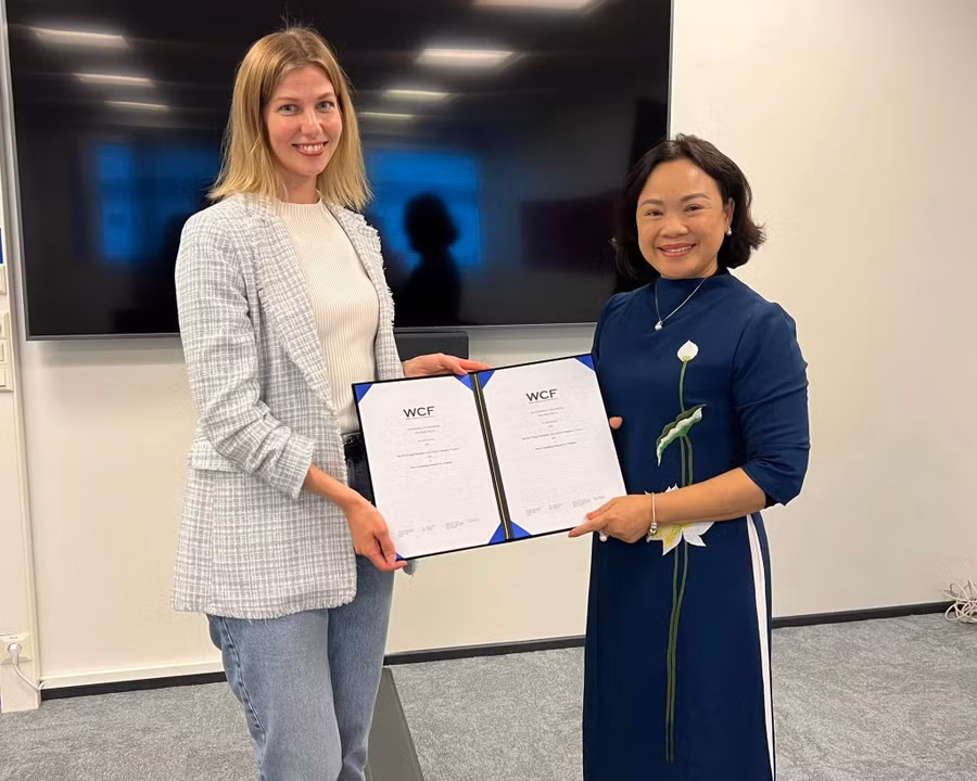 Bà Hoàng Thị Bình - Chủ tịch Hội đồng trường (áo xanh) kí kết bản ghi nhớ với tổ chức WCF - Wise Consulting Findland về trao đổi học sinh.