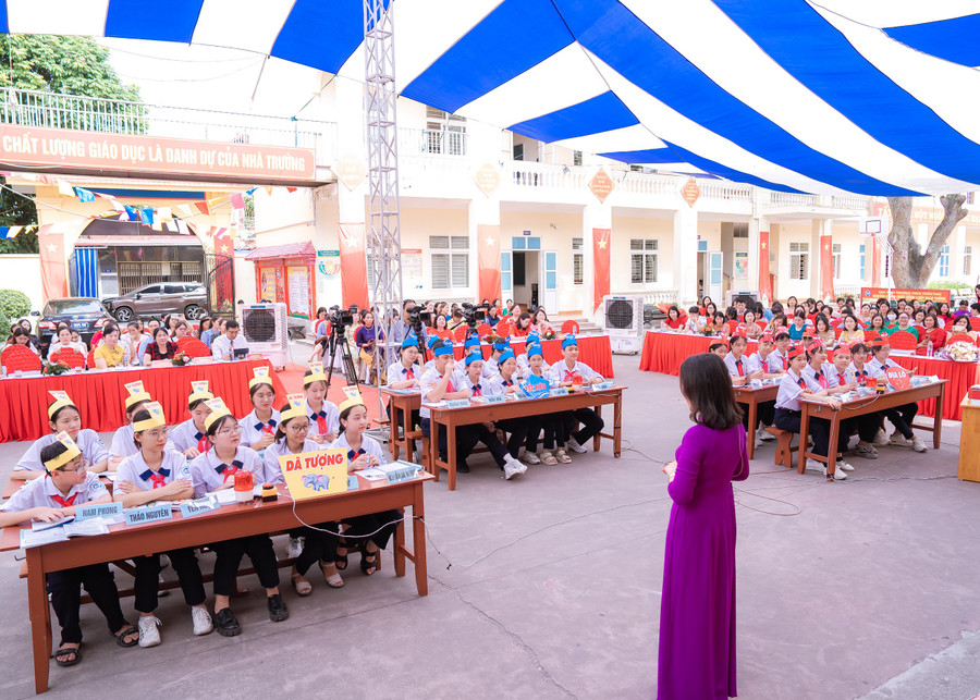 Lương khéo léo dẫn học trò vào bài học. Lương khéo léo dẫn học trò vào bài học.