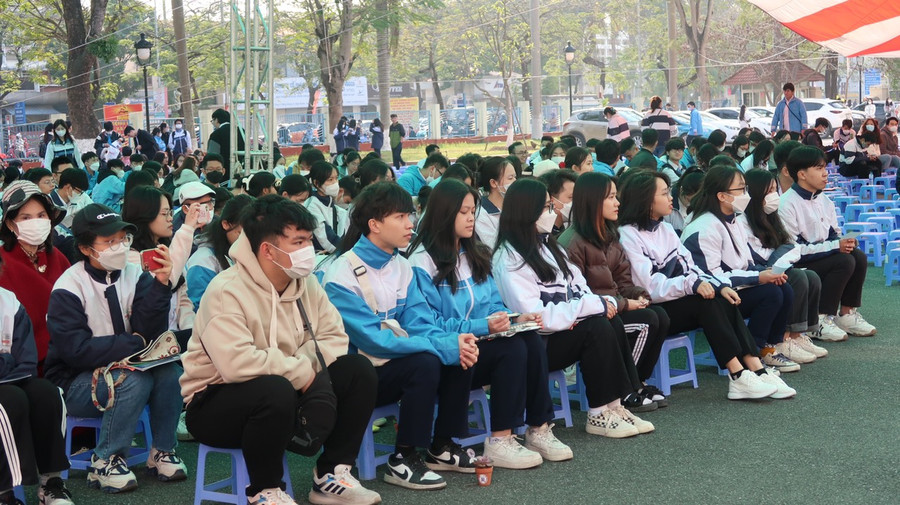 Học sinh tham dự chương trình tư vấn.