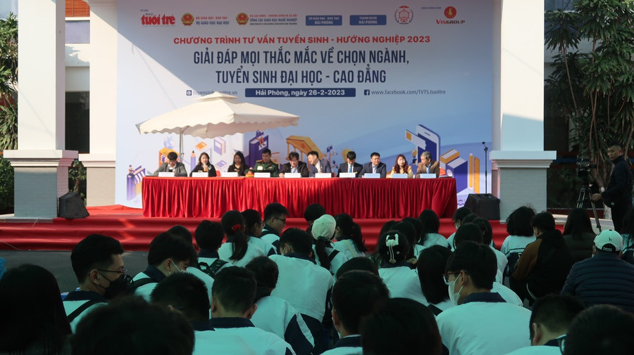 Học sinh được các chuyên gia tư vấn về ngành học, các phương thức tuyển sinh và giải đáp băn khoăn về tuyển sinh đại học, cao đẳng.