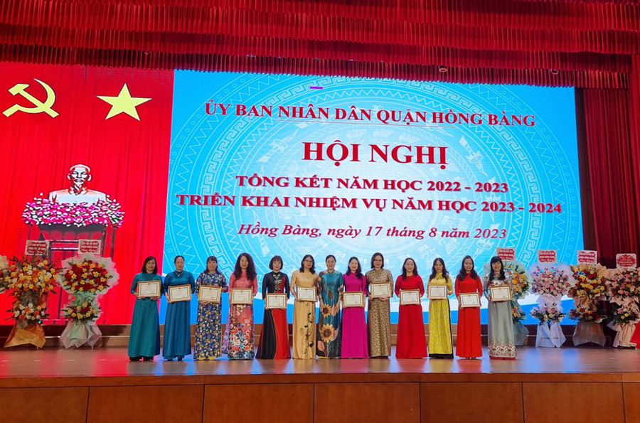 Năm học vừa qua, ngành Giáo dục quận Hồng Bàng đã đạt được nhiều thành tích đáng tự hào. Năm học vừa qua, ngành Giáo dục quận Hồng Bàng đã đạt được nhiều thành tích đáng tự hào.