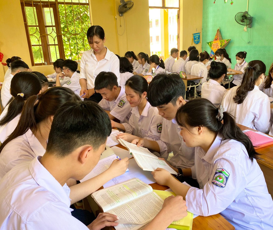 Cần quan tâm hơn nữa đến đời sống giáo viên để thầy cô yên tâm cống hiến với nghề.