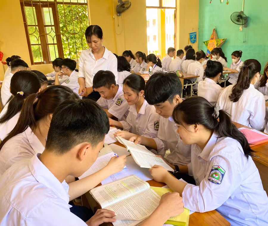 Cần quan tâm hơn nữa đến đời sống giáo viên để thầy cô yên tâm cống hiến với nghề. Cần quan tâm hơn nữa đến đời sống giáo viên để thầy cô yên tâm cống hiến với nghề.