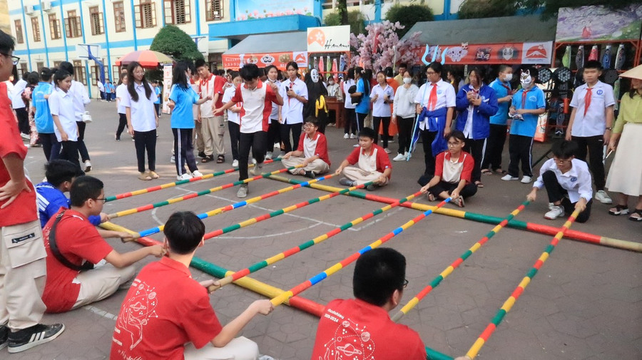 Học sinh tham gia các hoạt động văn hoá dân gian tại chương trình. Học sinh tham gia các hoạt động văn hoá dân gian tại chương trình.