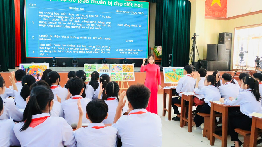 Cô trò lớp 8C1 trong giờ học.