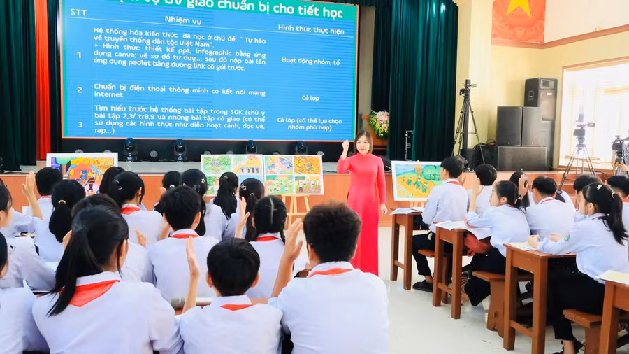 Cô trò lớp 8C1 trong giờ học.