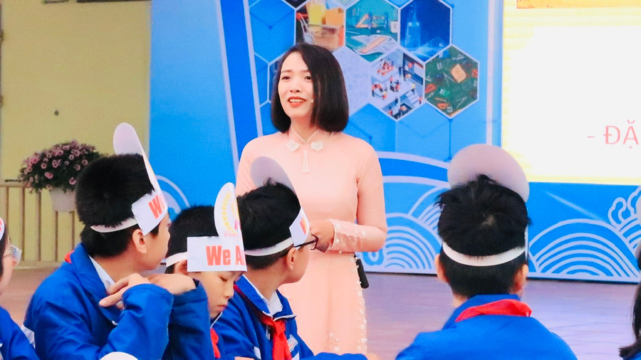 Cô giáo Nguyễn Lê Minh thực hiện tiết dạy với phương pháp dạy học dự án. Cô giáo Nguyễn Lê Minh thực hiện tiết dạy với phương pháp dạy học dự án.