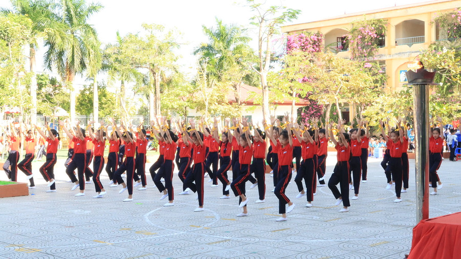 Màn trình diễn thể dục thể thao của học sinh các trường. Màn trình diễn thể dục thể thao của học sinh các trường.