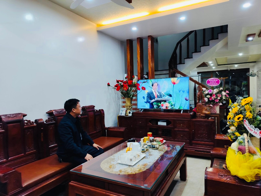 Thầy Linh đang xem Chương trình Thay lời tri ân năm 2023. Thầy Linh đang xem Chương trình Thay lời tri ân năm 2023.