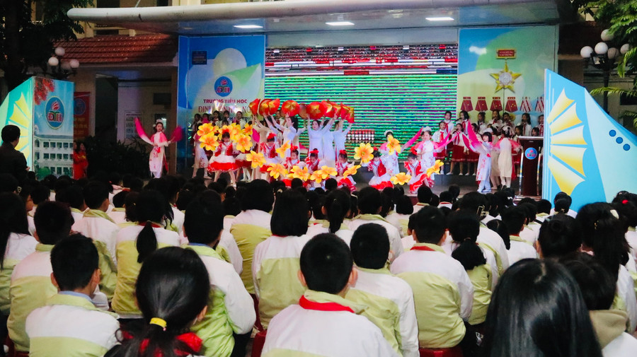 Chuyên đề có các phần hát múa với chủ đề: Vươn cao Việt Nam, Hải Phòng cất cánh bay lên. Chuyên đề có các phần hát múa với chủ đề: Vươn cao Việt Nam, Hải Phòng cất cánh bay lên.