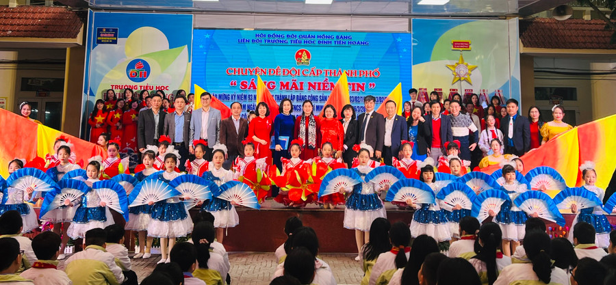 Lãnh đạo Ngành Giáo dục và UBND quận Hồng Bàng chụp hình lưu niệm cùng cô trò nhà trường. Lãnh đạo Ngành Giáo dục và UBND quận Hồng Bàng chụp hình lưu niệm cùng cô trò nhà trường.