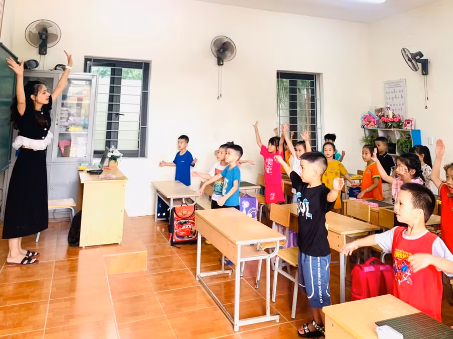 Học sinh lớp 1 Trường Tiểu học Hải Thành, quận Dương Kinh ngày đầu tựu trường.