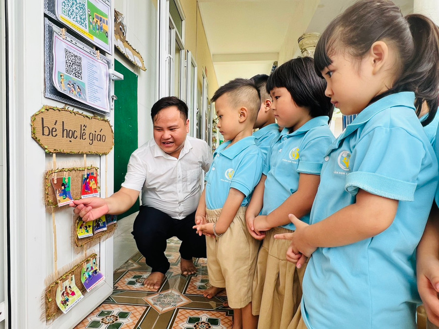 Thầy giáo Vũ Văn Tuyến, giáo viên Trường Mầm non Tân Viên, huyện An Lão, TP Hải Phòng.