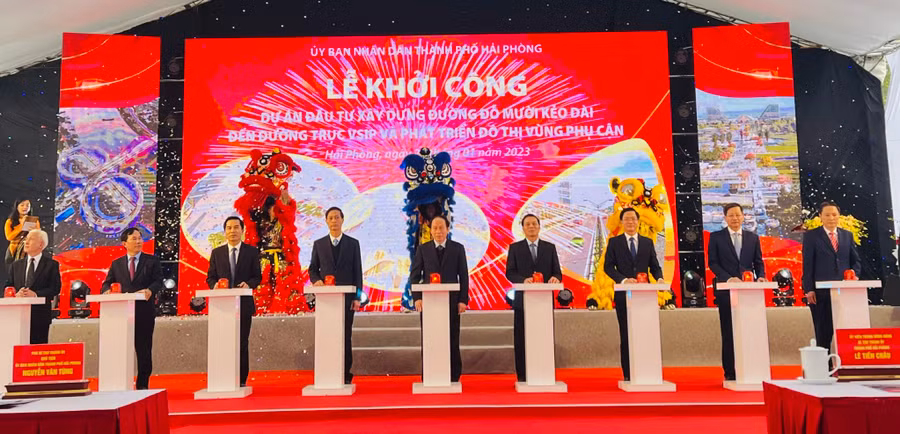 Các đại biểu nhấn nút khởi công dự án.
