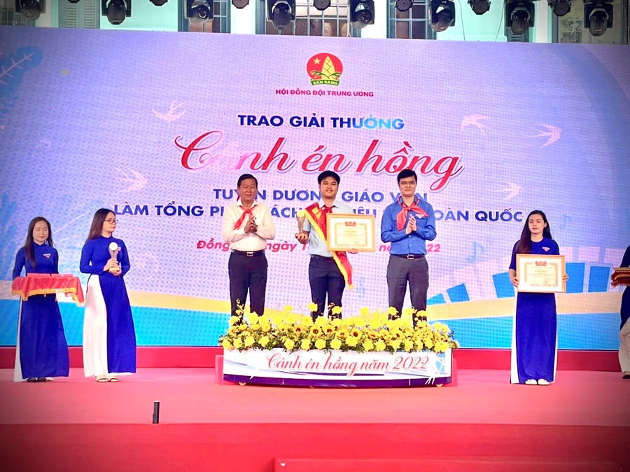 Thầy Hân vinh dự nhận khen thưởng giáo viên Tổng phụ trách tiêu biểu toàn quốc.